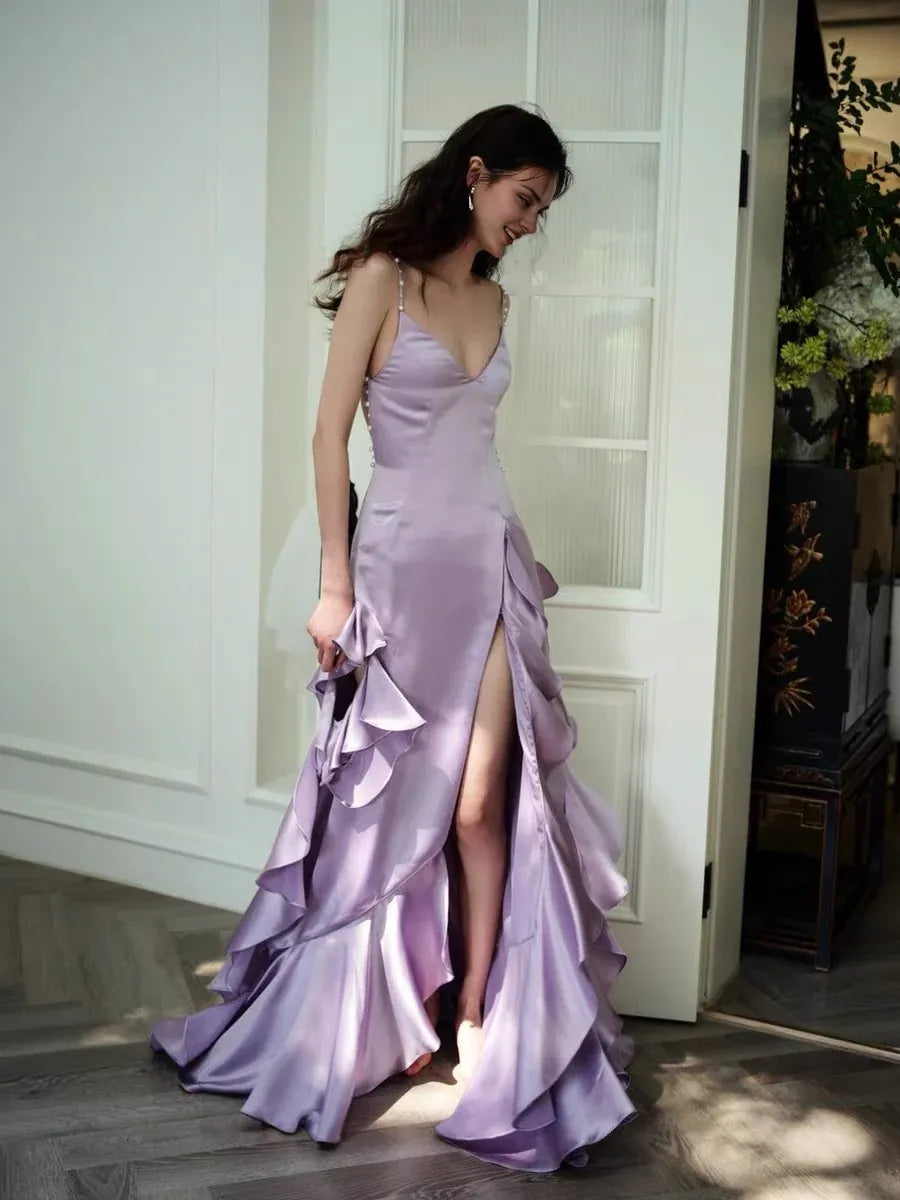 Robe de soirée longue en satin violet à volants pour femme, coupe trapèze, avec fente, disponible en magasin.